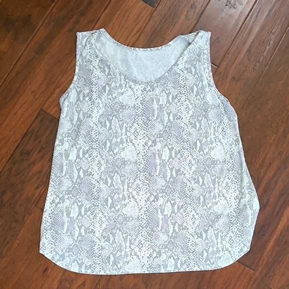 💥3for$12💥 Grey & Silver Snakeskin Print Sleeveless Top size 0X (14W) - Picture 1 of 5